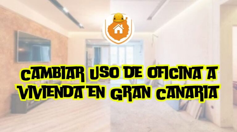 Plano técnico de reforma residencial superpuesto sobre el suelo técnico desmontado de una antigua oficina diáfana en Gran Canaria.