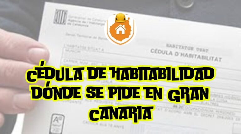 Primer plano de la fachada exterior de las oficinas de un ayuntamiento con ciudadanos entrando a realizar trámites de urbanismo en Gran Canaria.