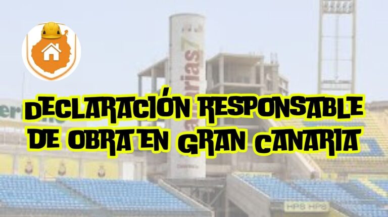 Un propietario revisando los planos de reforma de su cocina junto a un técnico autorizado en Gran Canaria.