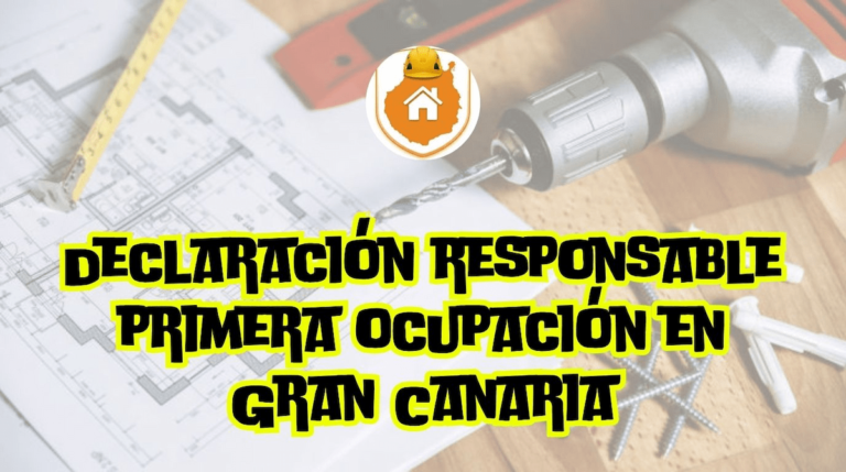 Un propietario firmando digitalmente un documento oficial en una tablet dentro de una vivienda moderna recién reformada y luminosa en Gran Canaria.