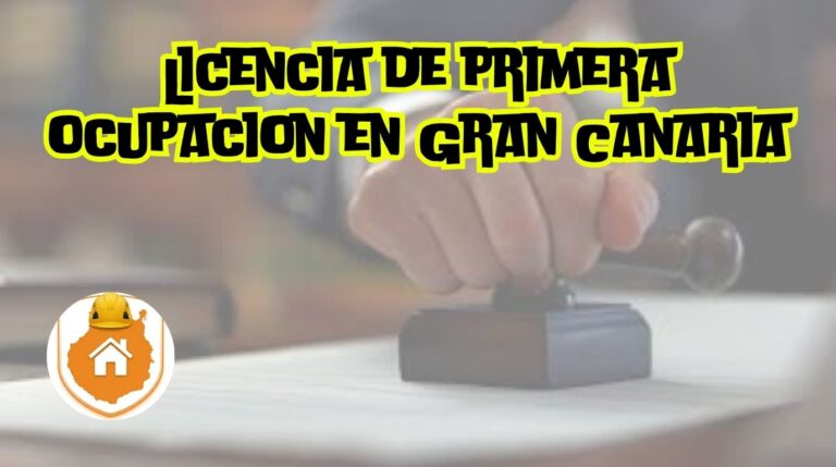 Un juego de llaves de casa apoyado sobre un documento técnico oficial y planos de edificación terminados en Gran Canaria.