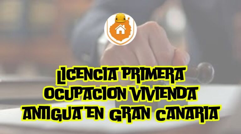 Vista exterior de una fachada tradicional canaria de piedra y teja bien conservada, representando la regularización de una vivienda antigua en Gran Canaria.