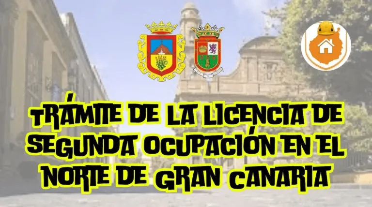Un aparejador revisa el estado de conservación de los muros y humedades en una casa terrera tradicional del casco histórico de Gáldar.