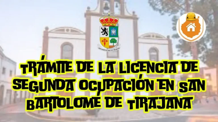 Un técnico cualificado realiza la medición de alturas y ventanas en una vivienda residencial de San Fernando de Maspalomas.