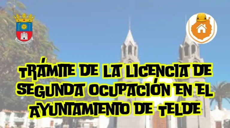 Un arquitecto técnico revisa con un medidor láser las dimensiones y alturas de un salón en una vivienda unifamiliar en Telde.