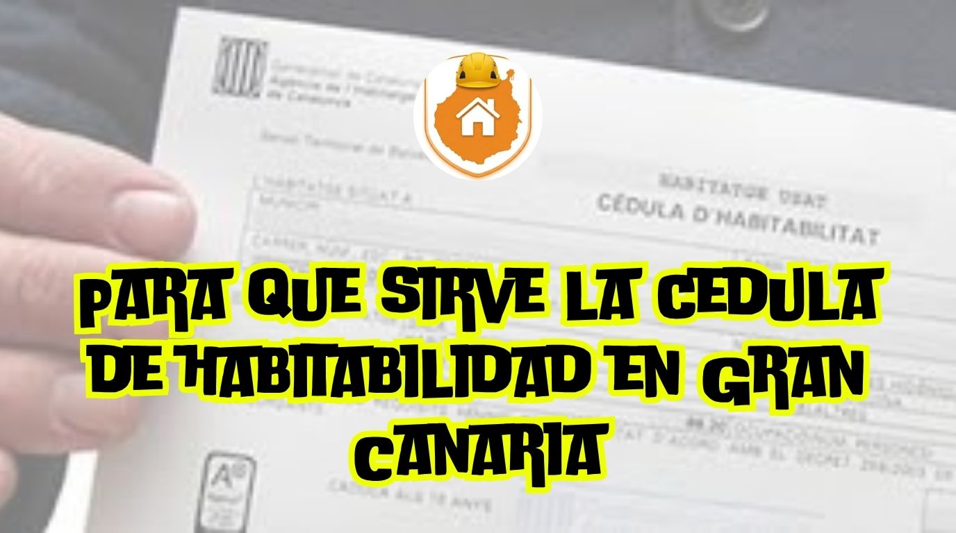 Un comprador de vivienda sonriente revisando un documento oficial junto a las llaves de su nueva casa sobre una mesa de madera en Gran Canaria.