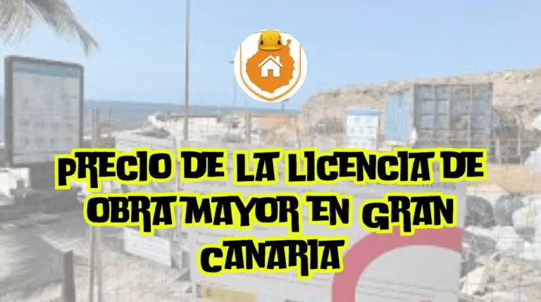 Un arquitecto utilizando un casco de obra junto a un propietario, revisando planos ejecutivos y un desglose de tasas municipales sobre una mesa de planos en Gran Canaria.