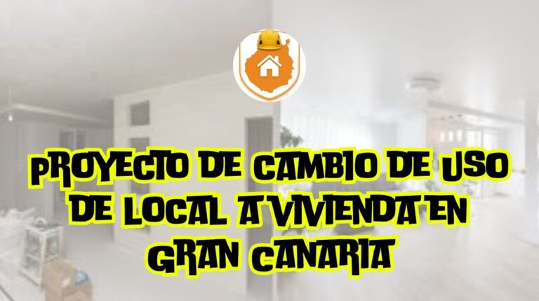 Planos técnicos de arquitectura desplegados sobre una mesa de trabajo al lado de un casco de obra y un portátil en Gran Canaria.