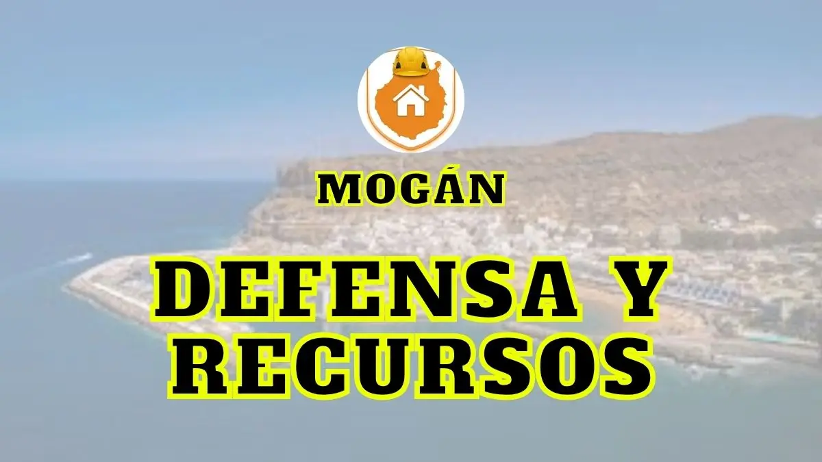 Técnico pericial de la web permisosdeobragc.es recopilando pruebas de antigüedad e informes cartográficos frente a un complejo residencial en el municipio de Mogán.