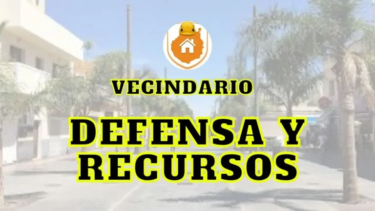 Un técnico de la web permisosdeobragc.es revisando el Plan General de Ordenación y tomando notas en una tablet frente a una edificación residencial en Vecindario.