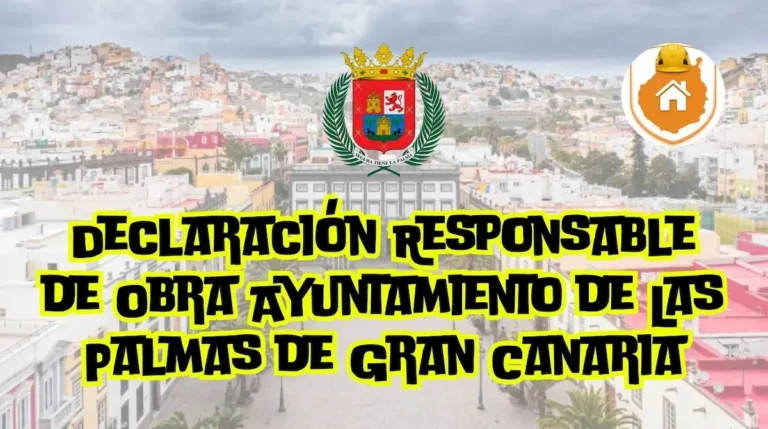 Plano técnico de reforma interior sobre una mesa de trabajo, listo para el registro de la declaración responsable de obra en el ayuntamiento de Las Palmas.
