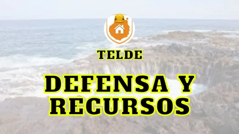 Técnico pericial de la web permisosdeobragc.es realizando mediciones con distanciómetro láser en una edificación de Telde para verificar el cumplimiento de los retranqueos del PGO.