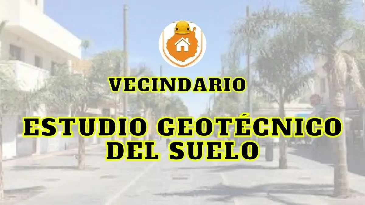 Técnico especialista revisando la planimetría y el Plan General de Ordenación urbana en Vecindario para redactar un informe de suelo edificable.