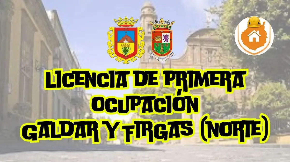 Vista de una calle tradicional con fachadas cuidadas en el norte de Gran Canaria, representando la arquitectura que debe cumplir las normas para obtener la licencia de primera ocupación en Gáldar y Firgas.