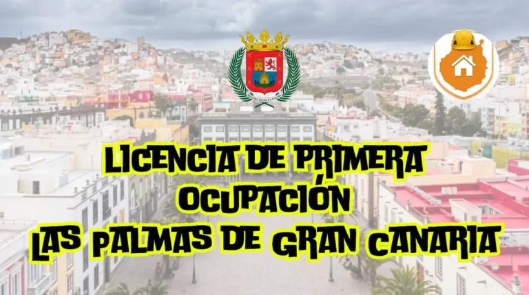 Inspector técnico revisando las estancias y la altura de una vivienda recién reformada para validar la licencia de primera ocupación en Las Palmas.