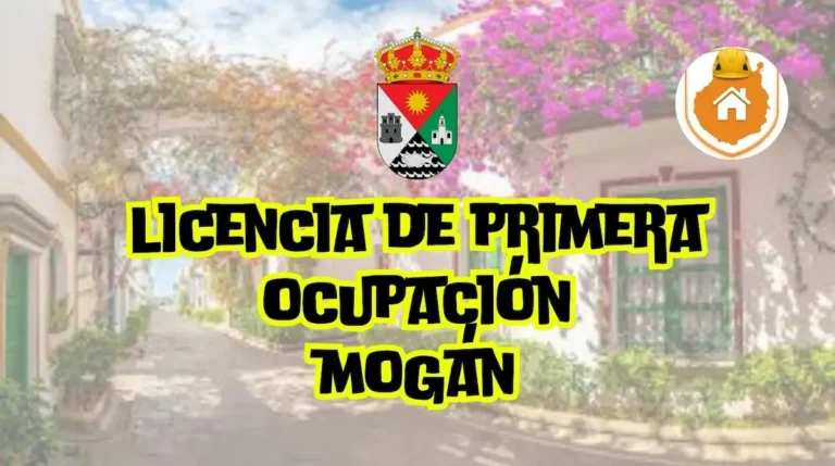 Edificios residenciales y turísticos escalonados en la costa del municipio, representando el entorno donde se tramita la licencia de primera ocupación en Mogán bajo la normativa sectorial canaria.