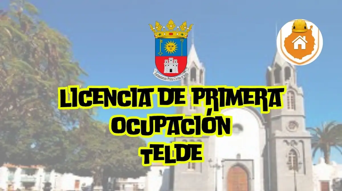 Arquitecto municipal revisando los planos técnicos y las instalaciones de un inmueble terminado para tramitar la licencia de primera ocupación en Telde.