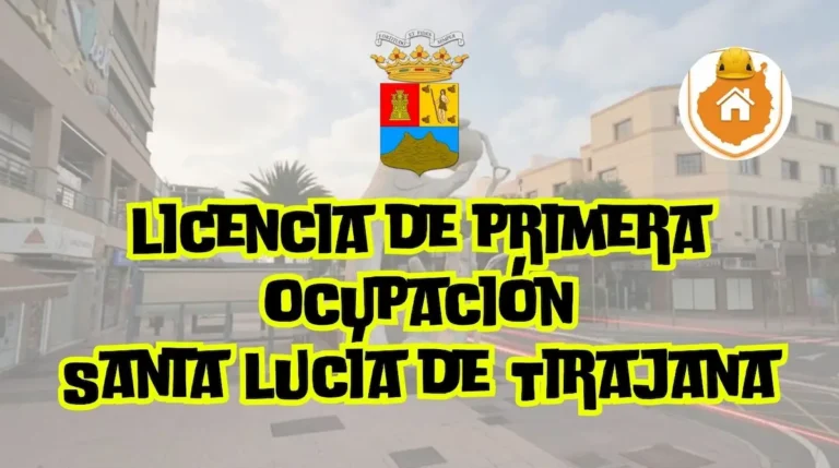 Plano técnico de arquitectura visado sobre una mesa de madera de una vivienda lista para obtener la licencia de primera ocupación en Vecindario.