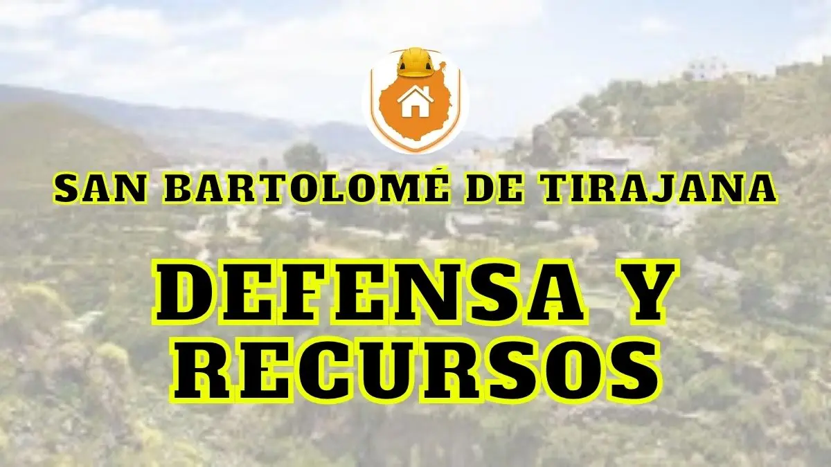 Técnico de la web permisosdeobragc.es en las oficinas municipales de San Fernando de Maspalomas cotejando planos de ordenación del PGO de San Bartolomé de Tirajana.