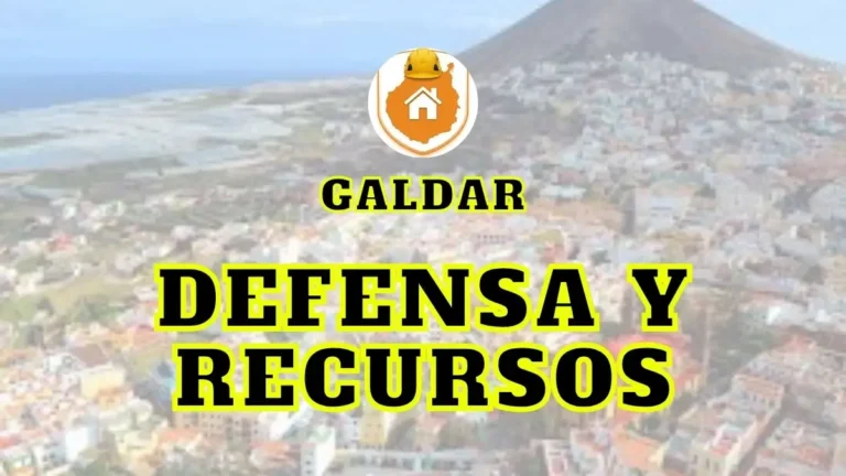 Técnico pericial de la web permisosdeobragc.es recopilando datos de antigüedad y ortofotos en una tablet frente a una edificación con expediente de disciplina en Gáldar.