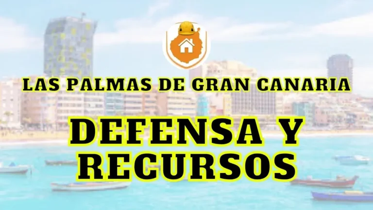 Un técnico pericial junto a un abogado analizando planos de edificación y un expediente de sancion urbanistica ayuntamiento en una oficina de Las Palmas de Gran Canaria.